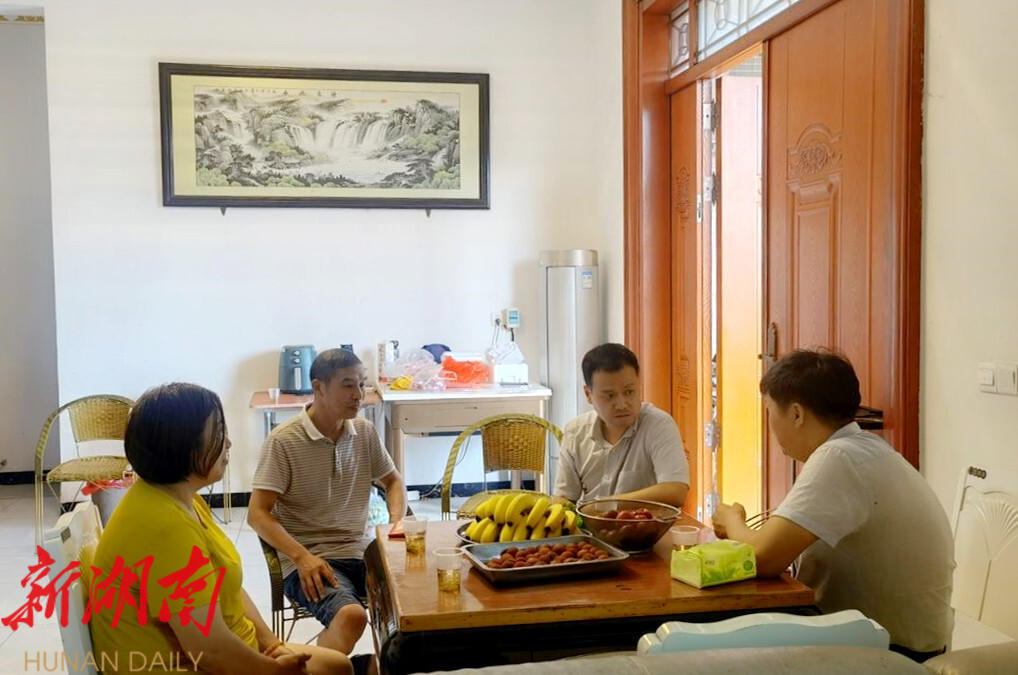 曾艺看望慰问患病教师_邵阳头条网